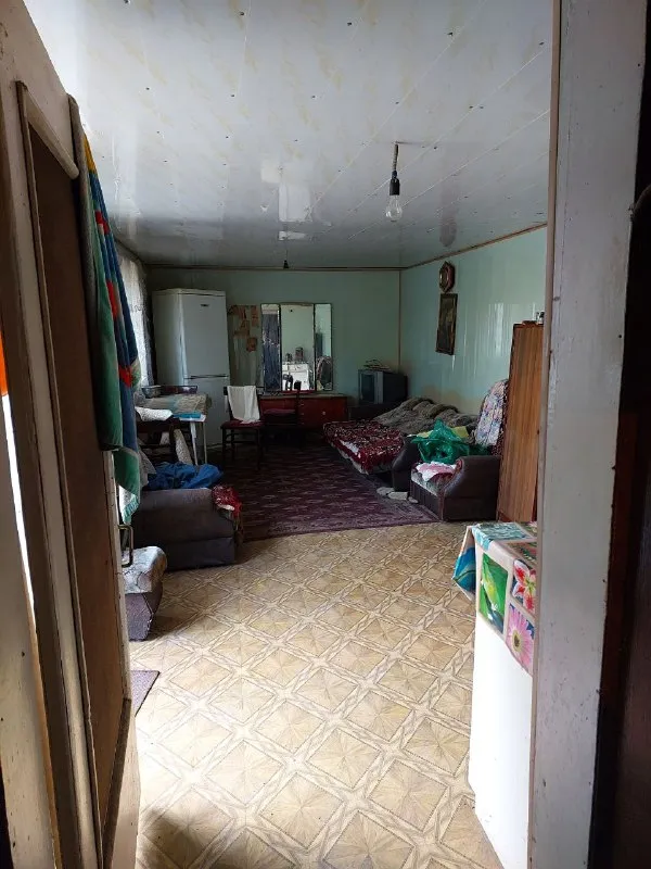 Срочная продажа дома в макеевке, центрально-городской район (центр)

Продаётся уютный газифицированный дом в самом центре города, в тихом и зелёном районе (ул. Крупской, за хмели-летели и аграрной академией). Идеальное расположение: в шаговой доступности детский сад, школа и супермаркет.

Ключевые преимущества:
✅ Новая цена: 4 500 000 рублей (снижение на 1 000 000!)
✅ Общая площадь дома: 43 м², все удобства внутри.
✅ Полностью готовые документы, без долгов и прописанных лиц.
✅ Новый газовый котёл, пластиковые окна.
✅ Отдельная газифицированная летняя кухня и собственная баня.
✅ Добротный гараж с большой смотровой ямой.
✅ Участок 7 соток с кадастровым номером, много фруктовых деревьев.

Территория ухожена, место действительно классное для комфортной жизни!

Вся детальная информация и фото — по телефону: +7 949 382-34-18
Звоните прямо сейчас! - фотография - 10
