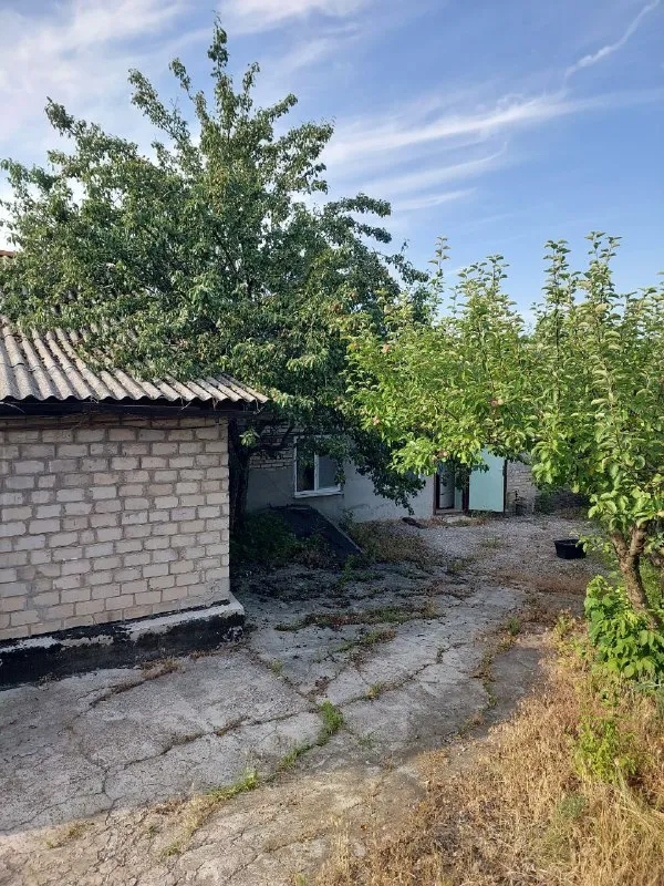 Срочная продажа дома в макеевке, центрально-городской район (центр)

Продаётся уютный газифицированный дом в самом центре города, в тихом и зелёном районе (ул. Крупской, за хмели-летели и аграрной академией). Идеальное расположение: в шаговой доступности детский сад, школа и супермаркет.

Ключевые преимущества:
✅ Новая цена: 4 500 000 рублей (снижение на 1 000 000!)
✅ Общая площадь дома: 43 м², все удобства внутри.
✅ Полностью готовые документы, без долгов и прописанных лиц.
✅ Новый газовый котёл, пластиковые окна.
✅ Отдельная газифицированная летняя кухня и собственная баня.
✅ Добротный гараж с большой смотровой ямой.
✅ Участок 7 соток с кадастровым номером, много фруктовых деревьев.

Территория ухожена, место действительно классное для комфортной жизни!

Вся детальная информация и фото — по телефону: +7 949 382-34-18
Звоните прямо сейчас! - фотография - 2