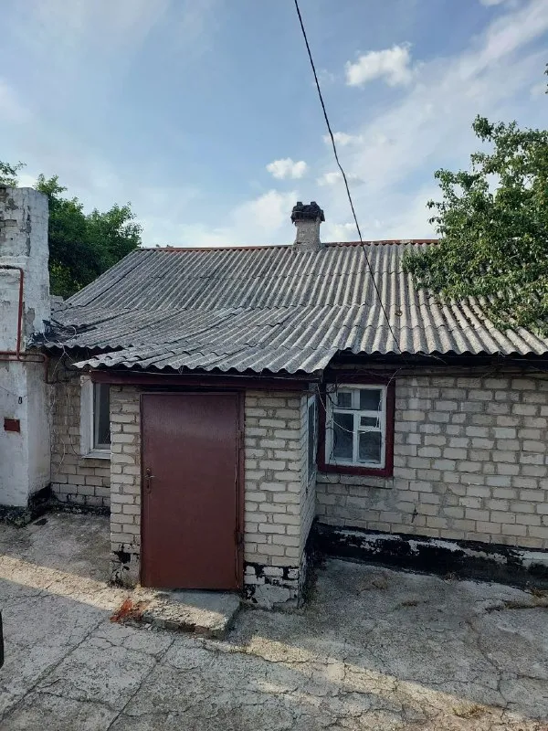 Срочная продажа дома в макеевке, центрально-городской район (центр)

Продаётся уютный газифицированный дом в самом центре города, в тихом и зелёном районе (ул. Крупской, за хмели-летели и аграрной академией). Идеальное расположение: в шаговой доступности детский сад, школа и супермаркет.

Ключевые преимущества:
✅ Новая цена: 4 500 000 рублей (снижение на 1 000 000!)
✅ Общая площадь дома: 43 м², все удобства внутри.
✅ Полностью готовые документы, без долгов и прописанных лиц.
✅ Новый газовый котёл, пластиковые окна.
✅ Отдельная газифицированная летняя кухня и собственная баня.
✅ Добротный гараж с большой смотровой ямой.
✅ Участок 7 соток с кадастровым номером, много фруктовых деревьев.

Территория ухожена, место действительно классное для комфортной жизни!

Вся детальная информация и фото — по телефону: +7 949 382-34-18
Звоните прямо сейчас! - фотография - 3