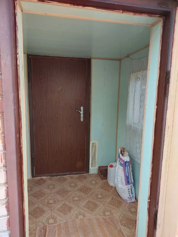 Срочная продажа дома в макеевке, центрально-городской район (центр)

Продаётся уютный газифицированный дом в самом центре города, в тихом и зелёном районе (ул. Крупской, за хмели-летели и аграрной академией). Идеальное расположение: в шаговой доступности детский сад, школа и супермаркет.

Ключевые преимущества:
✅ Новая цена: 4 500 000 рублей (снижение на 1 000 000!)
✅ Общая площадь дома: 43 м², все удобства внутри.
✅ Полностью готовые документы, без долгов и прописанных лиц.
✅ Новый газовый котёл, пластиковые окна.
✅ Отдельная газифицированная летняя кухня и собственная баня.
✅ Добротный гараж с большой смотровой ямой.
✅ Участок 7 соток с кадастровым номером, много фруктовых деревьев.

Территория ухожена, место действительно классное для комфортной жизни!

Вся детальная информация и фото — по телефону: +7 949 382-34-18
Звоните прямо сейчас! - фотография - 5