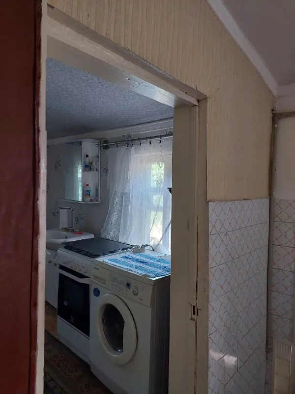 Срочная продажа дома в макеевке, центрально-городской район (центр)

Продаётся уютный газифицированный дом в самом центре города, в тихом и зелёном районе (ул. Крупской, за хмели-летели и аграрной академией). Идеальное расположение: в шаговой доступности детский сад, школа и супермаркет.

Ключевые преимущества:
✅ Новая цена: 4 500 000 рублей (снижение на 1 000 000!)
✅ Общая площадь дома: 43 м², все удобства внутри.
✅ Полностью готовые документы, без долгов и прописанных лиц.
✅ Новый газовый котёл, пластиковые окна.
✅ Отдельная газифицированная летняя кухня и собственная баня.
✅ Добротный гараж с большой смотровой ямой.
✅ Участок 7 соток с кадастровым номером, много фруктовых деревьев.

Территория ухожена, место действительно классное для комфортной жизни!

Вся детальная информация и фото — по телефону: +7 949 382-34-18
Звоните прямо сейчас! - фотография - 6
