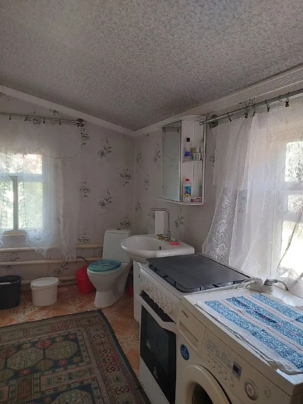 Срочная продажа дома в макеевке, центрально-городской район (центр)

Продаётся уютный газифицированный дом в самом центре города, в тихом и зелёном районе (ул. Крупской, за хмели-летели и аграрной академией). Идеальное расположение: в шаговой доступности детский сад, школа и супермаркет.

Ключевые преимущества:
✅ Новая цена: 4 500 000 рублей (снижение на 1 000 000!)
✅ Общая площадь дома: 43 м², все удобства внутри.
✅ Полностью готовые документы, без долгов и прописанных лиц.
✅ Новый газовый котёл, пластиковые окна.
✅ Отдельная газифицированная летняя кухня и собственная баня.
✅ Добротный гараж с большой смотровой ямой.
✅ Участок 7 соток с кадастровым номером, много фруктовых деревьев.

Территория ухожена, место действительно классное для комфортной жизни!

Вся детальная информация и фото — по телефону: +7 949 382-34-18
Звоните прямо сейчас! - фотография - 7