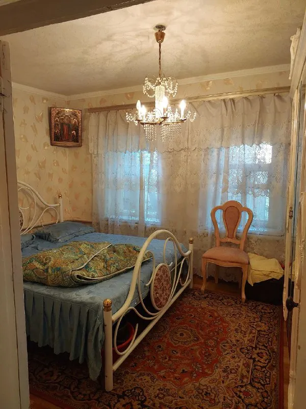 Срочная продажа дома в макеевке, центрально-городской район (центр)

Продаётся уютный газифицированный дом в самом центре города, в тихом и зелёном районе (ул. Крупской, за хмели-летели и аграрной академией). Идеальное расположение: в шаговой доступности детский сад, школа и супермаркет.

Ключевые преимущества:
✅ Новая цена: 4 500 000 рублей (снижение на 1 000 000!)
✅ Общая площадь дома: 43 м², все удобства внутри.
✅ Полностью готовые документы, без долгов и прописанных лиц.
✅ Новый газовый котёл, пластиковые окна.
✅ Отдельная газифицированная летняя кухня и собственная баня.
✅ Добротный гараж с большой смотровой ямой.
✅ Участок 7 соток с кадастровым номером, много фруктовых деревьев.

Территория ухожена, место действительно классное для комфортной жизни!

Вся детальная информация и фото — по телефону: +7 949 382-34-18
Звоните прямо сейчас! - фотография - 9