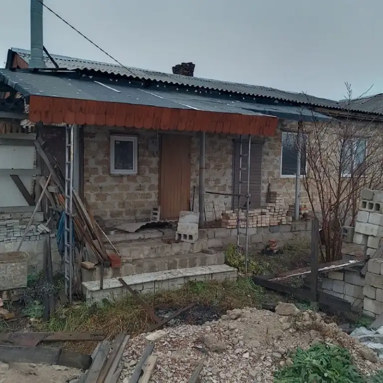Домовладение с уч- тком земли 15сот. В донецке кировском р-о н район басенна кировец 30 й рынок.
В 2014г. Реконструирован.
Два заезда с разных улиц к нашему дому дом крепкие тёплые стены крымский ракушняк.
4 Раздельные ком. (3 спальни кухня 16 м. Хол.
Два входа в дом, со двора и с сада
Два коридора, котельная, сан узел раздельный.
Крыша вся новая.
К дому пристроена теплица(можно сделать зимний сад, есть выход из дома в теплицу) в теплице капитальное хоз помещение шлакоблок. Комната с печью для отопления теплицы с крепким погребом+ ещё один капитальный погреб в др. Месте.
Отдельно стоящая баня с санузлом и отоплением электро котёл.
Газ по забору( был сделан проект) вода два ввода( один нужно врезать) начато строительство колодца.
Большой гаражный каменный бокс 7*15 м. Место для авто и мастерской.
Дом требует внутренней отделки.
Внесён в росс реестр. Ц. 3 9.. ... .₽
Не фиксирована ( устроит дом, о цене договариваемся. ..) +79494342068связь не всегда есть, пишите, отвечу.
С ув. Собственник - фотография - 3