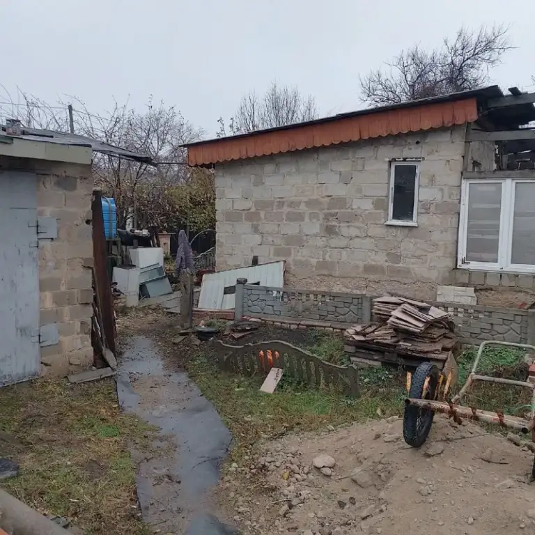 Домовладение с уч- тком земли 15сот. В донецке кировском р-о н район басенна кировец 30 й рынок.
В 2014г. Реконструирован.
Два заезда с разных улиц к нашему дому дом крепкие тёплые стены крымский ракушняк.
4 Раздельные ком. (3 спальни кухня 16 м. Хол.
Два входа в дом, со двора и с сада
Два коридора, котельная, сан узел раздельный.
Крыша вся новая.
К дому пристроена теплица(можно сделать зимний сад, есть выход из дома в теплицу) в теплице капитальное хоз помещение шлакоблок. Комната с печью для отопления теплицы с крепким погребом+ ещё один капитальный погреб в др. Месте.
Отдельно стоящая баня с санузлом и отоплением электро котёл.
Газ по забору( был сделан проект) вода два ввода( один нужно врезать) начато строительство колодца.
Большой гаражный каменный бокс 7*15 м. Место для авто и мастерской.
Дом требует внутренней отделки.
Внесён в росс реестр. Ц. 3 9.. ... .₽
Не фиксирована ( устроит дом, о цене договариваемся. ..) +79494342068связь не всегда есть, пишите, отвечу.
С ув. Собственник - фотография - 6