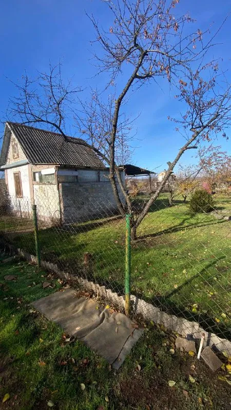 Продам дачу в закрытом обществе.
6 Соток земли, полив 2 раза в неделю.
Территория охраняется.
До водохранилища 500м, на территории общества есть свой ставок, можно купаться.
Ориентировочно харцызск.
Цена 350.000т
+79494559272 - фотография - 1