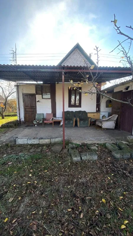 Продам дачу в закрытом обществе.
6 Соток земли, полив 2 раза в неделю.
Территория охраняется.
До водохранилища 500м, на территории общества есть свой ставок, можно купаться.
Ориентировочно харцызск.
Цена 350.000т
+79494559272 - фотография - 2
