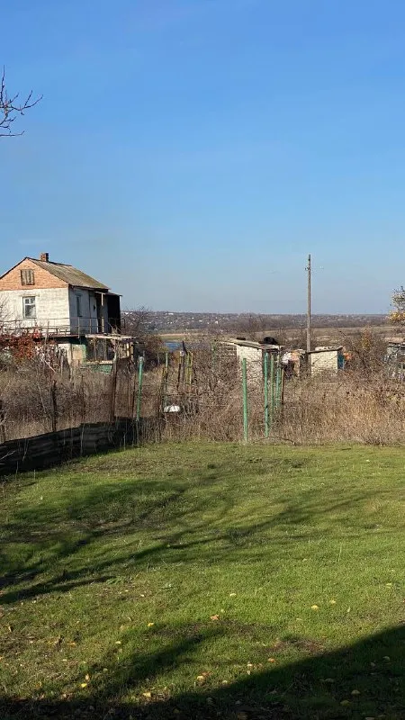 Продам дачу в закрытом обществе.
6 Соток земли, полив 2 раза в неделю.
Территория охраняется.
До водохранилища 500м, на территории общества есть свой ставок, можно купаться.
Ориентировочно харцызск.
Цена 350.000т
+79494559272 - фотография - 3