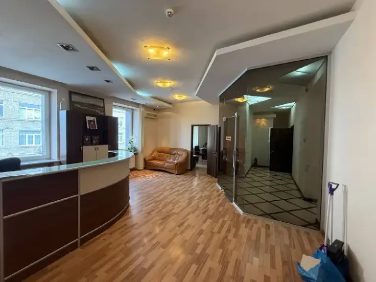 +79490370636
Стройте свое пространство с агентством недвижимости город.
Вы мечтаете - мы реализовываем💫
Продажа коммерческой недвижимости - 700 кв. М².
Отдельно стоящего здания поворот с проспекта ильича.
Ориентир - ресторан дом синоптиков.
Документы готовы 🇷🇺 рф.
Один собственник с начала строительства, здания.
На все вопросы, по коммуникациям, эксплуатации помещения, проводки и т. Д собственник даст подробные ответы.
📪 Калининский р-н,
Адрес : проспект ильича 93 б
Состояние идеальное❗️
Здание полностью готово к эксплуатации.
Ключи 🔑 в агентстве ❕
Показ в любое время по договоренности за час ❕✔️второй этаж, 4 кабинета, приемная - кабинет руководителя, санузлы.
✔️3Й этаж, 5 кабинетов, переговорная комната.
✔️Мебель остается при продаже.
✔️Здание, капитального строения, парковка 🅿️ на 20 машин. Противопожарная система.
✔️ Своя котельная, установлена система бесперебойной подачи воды.
✔️Крыша-металлочерепица, состояние идеальное.
Ремонт выполнен из качественных, строительных материалов.
При встречи, собственник ответит на все детальные вопросы.
Цена: start продаж 150.000₽ за квадратный метр.
Торг - обсуждается 🤝
☎️+79490370636 - фотография - 3