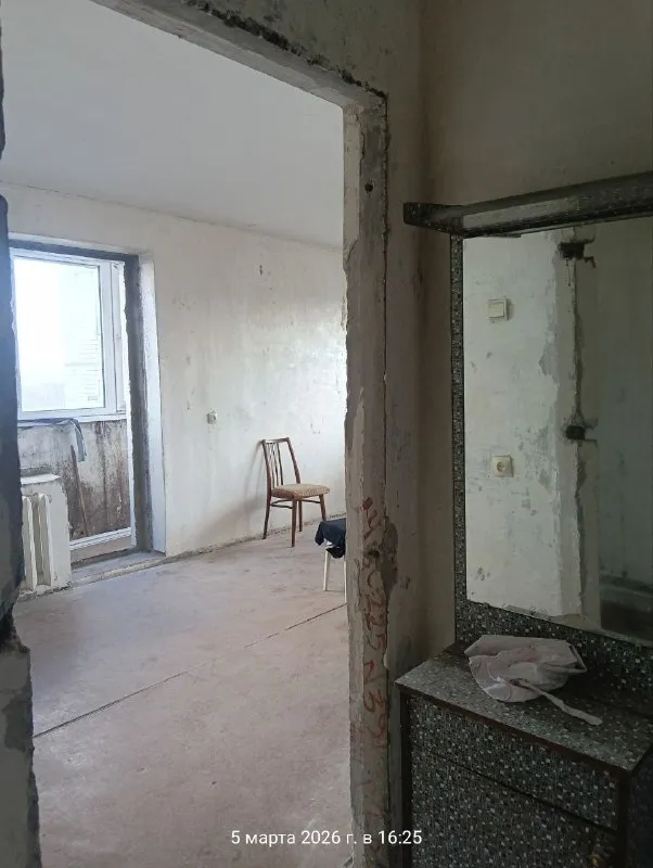 Продам крупногабаритную (34.4м. Кв. ) 1но комнатную квартиру на м-н солнечном, ул. Скляренко. 10/14 этажного (водичка идет хорошо). Лоджия 6м. – застеклена. Комната 17м. Кв. Окна пластиковые. Квартира под ремонт. Тамбур на 4 квартиры. Ленинский проспект, рынок, м-н мирный – все рядом, прекрасная инфраструктура города. Цена - 2 400 000 руб. Ан анна +7 949 470 04 83 (феникс), +7 949 796 89 69 (миранда). - фотография - 2