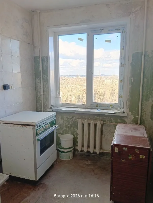 Продам крупногабаритную (34.4м. Кв. ) 1но комнатную квартиру на м-н солнечном, ул. Скляренко. 10/14 этажного (водичка идет хорошо). Лоджия 6м. – застеклена. Комната 17м. Кв. Окна пластиковые. Квартира под ремонт. Тамбур на 4 квартиры. Ленинский проспект, рынок, м-н мирный – все рядом, прекрасная инфраструктура города. Цена - 2 400 000 руб. Ан анна +7 949 470 04 83 (феникс), +7 949 796 89 69 (миранда). - фотография - 5