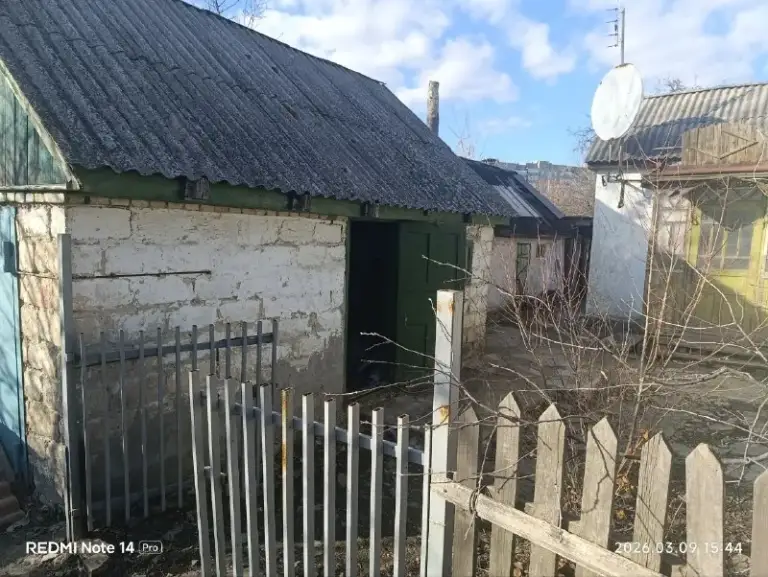Продам дом с печным отоплением. Есть скважина. Дом требует ремонта. Рядом все коммуникации. Дом находится на трубной стороне. Рядом остановка. Цена договорная. Тел. +79490427935 - фотография - 2