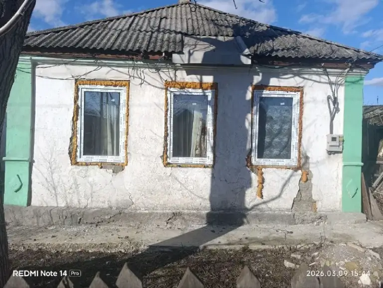 Продам дом с печным отоплением. Есть скважина. Дом требует ремонта. Рядом все коммуникации. Дом находится на трубной стороне. Рядом остановка. Цена договорная. Тел. +79490427935 - фотография - 3