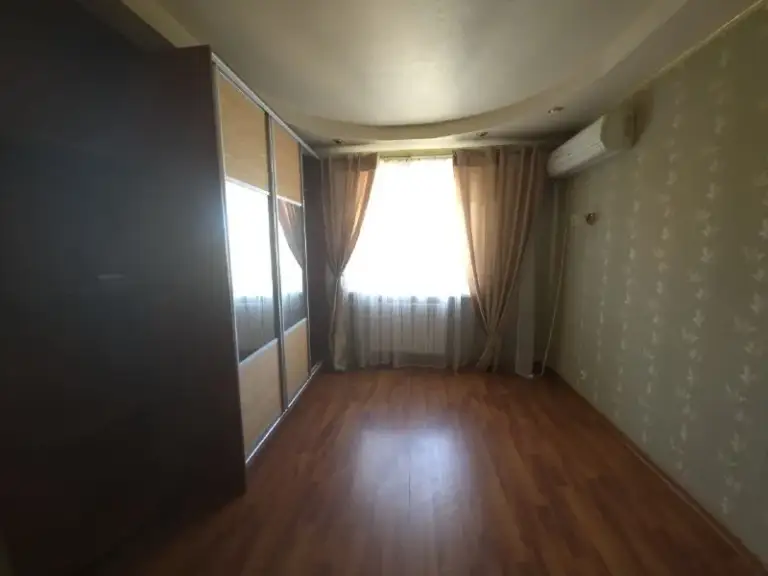 🏡Продаётся 3-трехкомнатная квартира
🌇Город: донецк днр
🏙️Район: кировский
🗺Микрорайон текстильщик, улица петровского

• Этажность–9/9 жилого дома
• Общая площадь–60.9 м2

• Квартира с хорошим ремонтом
• Остаётся встроенная кухня
• Окна пластиковые, установлена система тёплый пол
• На стояки установлены насосы
• Хорошая транспортная развязка
• Документы готовы
🔥Собственник

💴Цена: 4🍋900.000 рублей
📍Торг
☎️+7(949) 811-71-82

📨Подписаться - фотография - 3