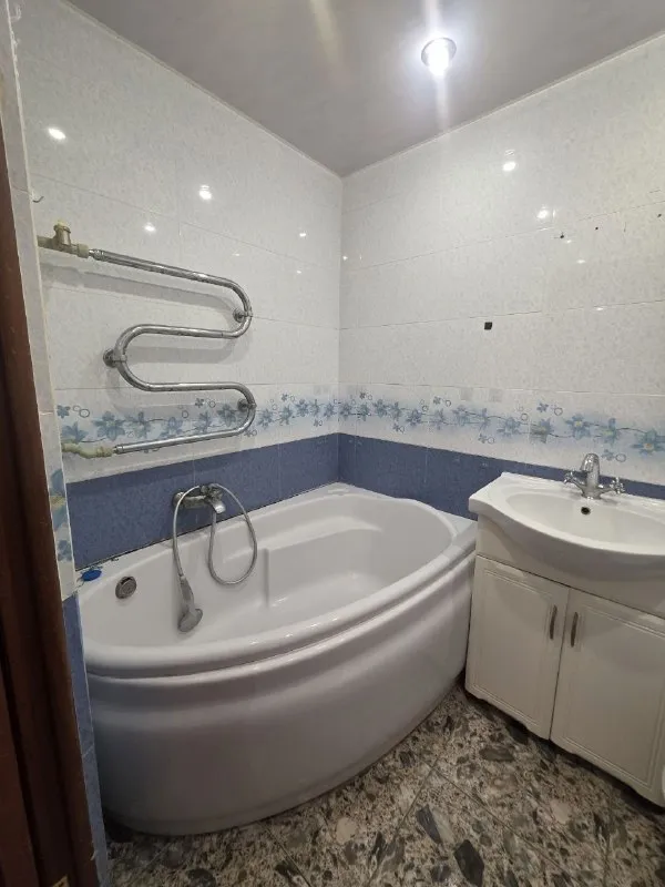 🏡Продаётся 3-трехкомнатная квартира
🌇Город: донецк днр
🏙️Район: кировский
🗺Микрорайон текстильщик, улица петровского

• Этажность–9/9 жилого дома
• Общая площадь–60.9 м2

• Квартира с хорошим ремонтом
• Остаётся встроенная кухня
• Окна пластиковые, установлена система тёплый пол
• На стояки установлены насосы
• Хорошая транспортная развязка
• Документы готовы
🔥Собственник

💴Цена: 4🍋900.000 рублей
📍Торг
☎️+7(949) 811-71-82

📨Подписаться - фотография - 8