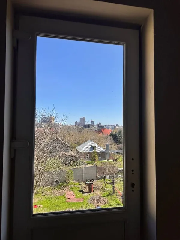Дом в центре города, 2 этажа🏠

🌇Донецк, ул. Калинина куйбышевский район, гостиница прага

🌎Участок 4 сотки, установлена подпорная стена. Предчистовая отделка. Документы готовы, росреестр.

🔹Общая площадь 140 м2
- 1 Этаж:
Кухня, гостиная, сан узел, хозяйственная комната, гардеробная;
+ Подвал
- 2 Этаж:
3 Спальные комнаты, сан узел;

🔹Коммуникации заведены
⛽Газ, 💡свет, 💧водоснабжение, септик, есть возможность использования центральной канализации.

👍Отличная планировка, позволяет с комфортом раз. .. >

💰Цена 10 млн. ₽ - торг уместен!

📲☎️+79495370025

Подписаться  |  📩дать объявление
📲Наш max - фотография - 5