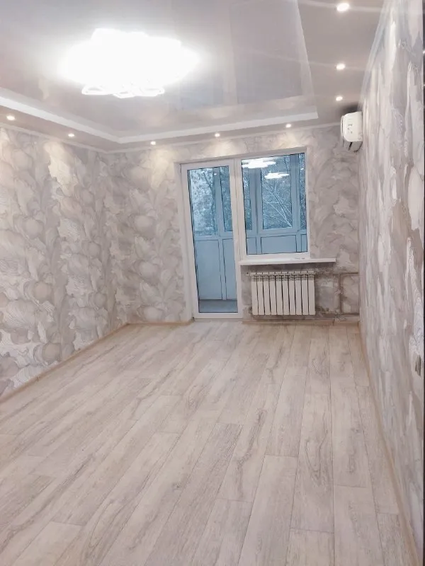 🏡Продам 1-однокомнатную квартиру
🌇Город: донецк днр
🏙️Район: куйбышевский
Улица цимлянская 34,
🗺Ориентир площадь бакинских комиссаров
• Этажность–2/2 жилого дома
• Общая площадь–34 м2
• Кухня–6 м2
• Крыша не течёт
• Железобетонные перекрытия
• Есть газовая колонка
• В квартире выполнен капитальный ремонт с утеплением и дополнительной шумоизоляцией пола по всей квартире плитами осб
• Так-же была заменена проводка по всей квартире на медную
• Новые радиаторы отопления и сантехника
• Мебель на кухне сделана под заказ, вся техника на кухне абсолютно новая
Вода по графику
• Рядом поликлиника, детская больница, школа, магазины, аптека, рынок, цветочные магазины и остановка общественного транспорта
• Документы готовы
🔥Собственник
💴Цена: 3🍋650.000 рублей
☎️+7(949) 845-36-13 Сергей
📨Подписаться - фотография - 3