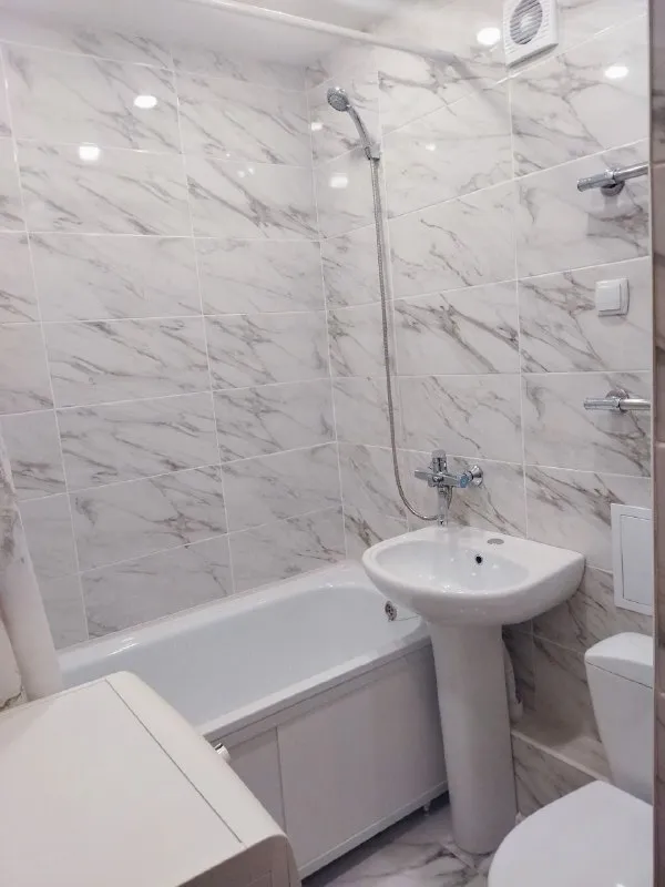 🏡Продам 1-однокомнатную квартиру
🌇Город: донецк днр
🏙️Район: куйбышевский
Улица цимлянская 34,
🗺Ориентир площадь бакинских комиссаров
• Этажность–2/2 жилого дома
• Общая площадь–34 м2
• Кухня–6 м2
• Крыша не течёт
• Железобетонные перекрытия
• Есть газовая колонка
• В квартире выполнен капитальный ремонт с утеплением и дополнительной шумоизоляцией пола по всей квартире плитами осб
• Так-же была заменена проводка по всей квартире на медную
• Новые радиаторы отопления и сантехника
• Мебель на кухне сделана под заказ, вся техника на кухне абсолютно новая
Вода по графику
• Рядом поликлиника, детская больница, школа, магазины, аптека, рынок, цветочные магазины и остановка общественного транспорта
• Документы готовы
🔥Собственник
💴Цена: 3🍋650.000 рублей
☎️+7(949) 845-36-13 Сергей
📨Подписаться - фотография - 7