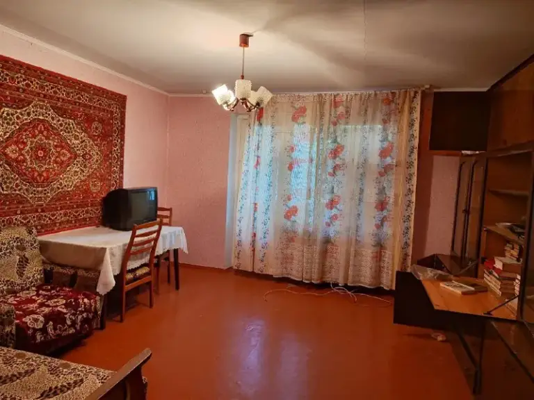 Харцызск. Собственник. Продаётся 3-х комнатная квартира 5/9 центр города, ул. Краснознаменская. Квартира не угловая, комнаты раздельные, большой коридор, лоджия, балкон, кладовая, счётчики на свет и воду. Пластиковых окон нет. Прописанных и долгов нет. Документы готовы. 3 млн. 550 тыс руб. +79493891181 - фотография - 1