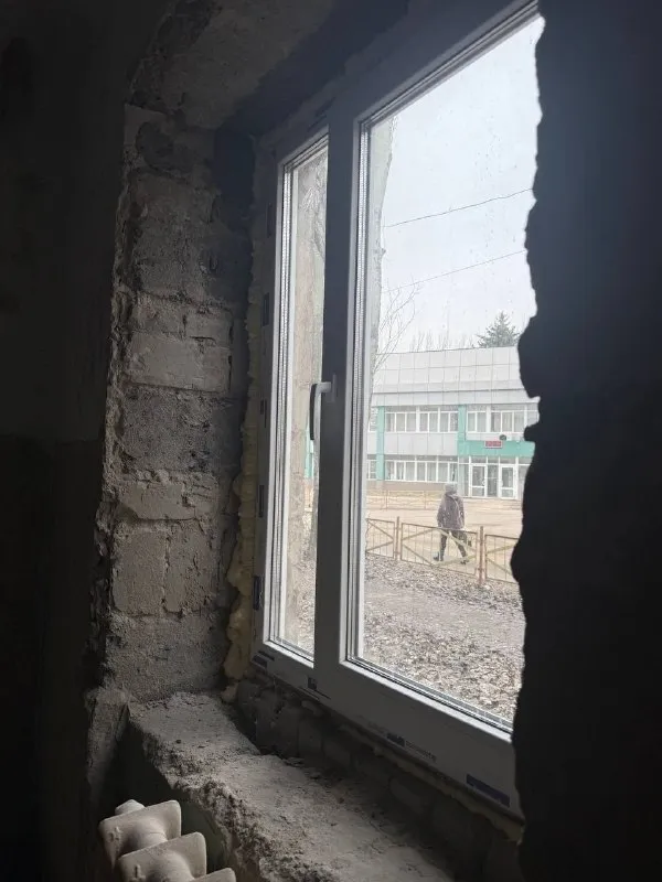 Город: харцызск. 💰 цена:2,3 млн руб.

Продам 2х-комнатную квартиру на 1 этаже, теплая, отлично подойдёт под жильё или магазин!

📍 Адрес: трубная сторона, напротив центральной, проходной хтз
🏠 Площадь: 43,13 кв. М
🔧 Состояние: под ремонт

Описание:
Квартира требует ремонта, но уже обновлены окна и входные двери, что значительно сократит ваши затраты.

Не упустите возможность выгодного инвестирования в перспективное место!
Рядом: детский сад, школа.
Феникс: +79495364870 ( собственник)

▪️ Недвижимость большого харцызска 👈 подписаться
▪️ Разместить объявление
▪️ Обсудить - фотография - 1