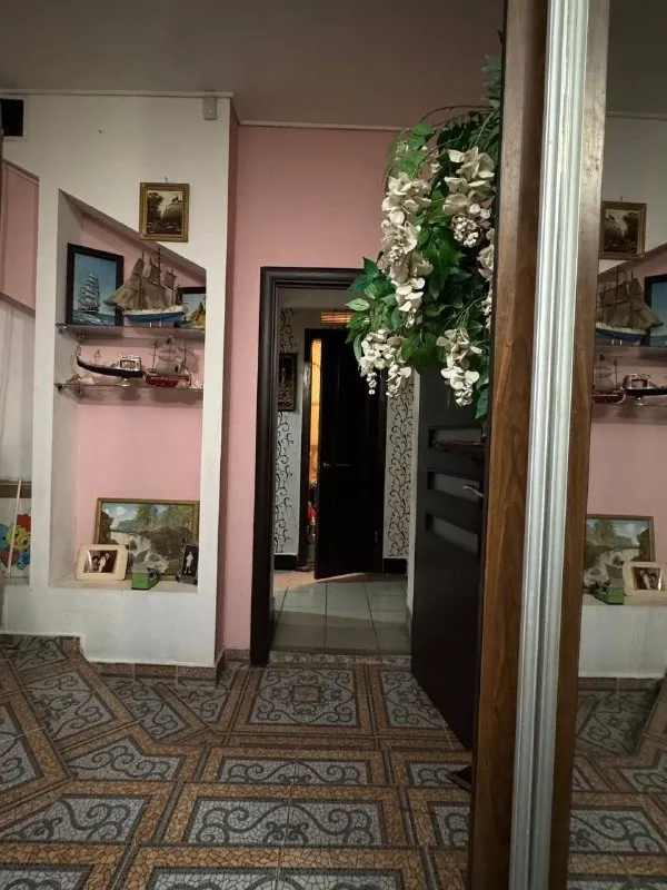 🏡Продается дом в ленинском районе
🌇Город: донецк днр
🗺Ориентир стадион металлург

• Площадь–135 м2. 3.5 сотки земли

• На территории навес на две машины, капитальный гараж на одну машину
• Забор из шлакоблока, беседка, 2-ва входа
• Дом в жилом состоянии
• Хорошие плодовые деревья
• Есть рабочая баня, камин, печка,
Два газовых котла, один работает на случай отключения света
• Кондиционеры, бойлер, установлена в погребе система водоснабжения
• Вода есть всегда

• Установлен дорогой нормализатор напряжения
• Три спальни, большая ванная, зал, гардеробная, котельная, веранда
• Собственник, мы в нем живем
• Больше фото по запросу
• Документы готовы

💴Цена: 8🍋000.000 рублей
☎️+7(949) 439-38-23

📨Подписаться - фотография - 2