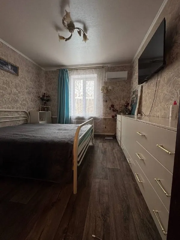 🏡Продается дом в ленинском районе
🌇Город: донецк днр
🗺Ориентир стадион металлург

• Площадь–135 м2. 3.5 сотки земли

• На территории навес на две машины, капитальный гараж на одну машину
• Забор из шлакоблока, беседка, 2-ва входа
• Дом в жилом состоянии
• Хорошие плодовые деревья
• Есть рабочая баня, камин, печка,
Два газовых котла, один работает на случай отключения света
• Кондиционеры, бойлер, установлена в погребе система водоснабжения
• Вода есть всегда

• Установлен дорогой нормализатор напряжения
• Три спальни, большая ванная, зал, гардеробная, котельная, веранда
• Собственник, мы в нем живем
• Больше фото по запросу
• Документы готовы

💴Цена: 8🍋000.000 рублей
☎️+7(949) 439-38-23

📨Подписаться - фотография - 6