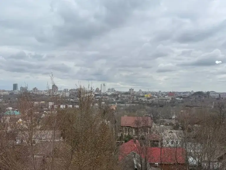 Продается 3-комнатная квартира в ленинском районе донецка!

Адрес: ул. Куйбышева, 28

Описание:

Предлагается к продаже просторная 3-комнатная квартира с современным ремонтом, полностью готовая к проживанию. Вас ждет:

Новый, стильный ремонт: выполнены все отделочные работы с использованием качественных материалов.

Новая мебель и техника: вся необходимая мебель и современная бытовая техника уже установлены и ждут своих хозяев.

Шикарный вид на город: наслаждайтесь живописными панорамами донецка каждый день прямо из окон вашей квартиры.

Квартира идеально подойдет для семьи, ценящей комфорт, уют и современный дизайн. Расположение в ленинском районе обеспечивает удобную инфраструктуру и транспортную доступность.

Дополнительная информация (по запросу):

Площадь квартиры 60

Этаж 3/5

Планировка 3 комнаты

Стоимость : 7.500.000

Контактная информация для связи

Не упустите свой шанс стать обладателем этой замечательной квартиры!

+79495753652 - фотография - 8