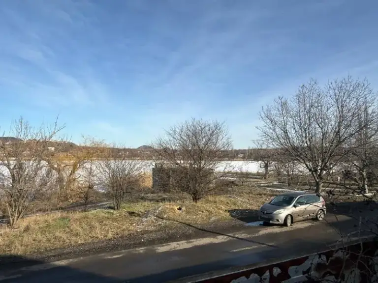 Продажа частного дома

🌇Донецк, в буденновском районе, адрес: ул. Довженко📌

🔥С прямым выходом к водоему! Уникальная локация, которая покорит вас с первого взгляда!

✅Представляем вашему вниманию исключительный шанс приобрести:

🌎9 Соток живописной земли.
🏡 Трехэтажный дом: общей площадью 180 м² — простор для ваших идей и воплощения мечты о доме.

✅Преимущества, которые делают это предложение особенным:
- Прямой выход к водоему: наслаждайтесь тишиной, природой и возможностью отдыха у воды прямо из своего двора.
- Надежный дом: здание без трещин, готовое к преображению. Косм. .. Мального комфорта.
✅Безопасность: установлена система сигнализации для вашего спокойствия.

💰Цена:13.000.000 млн. ₽

📲☎️+79495753652

Подписаться  |  📩дать объявление
📲Наш max - фотография - 3
