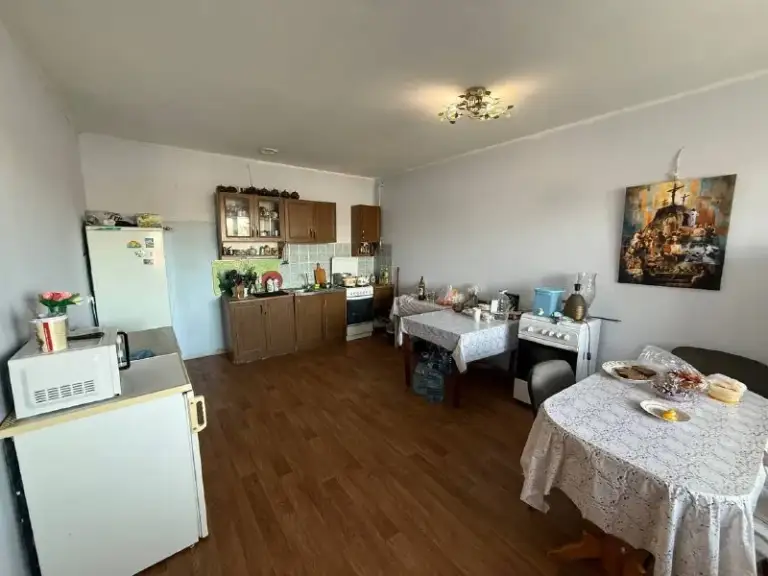Продажа частного дома

🌇Донецк, в буденновском районе, адрес: ул. Довженко📌

🔥С прямым выходом к водоему! Уникальная локация, которая покорит вас с первого взгляда!

✅Представляем вашему вниманию исключительный шанс приобрести:

🌎9 Соток живописной земли.
🏡 Трехэтажный дом: общей площадью 180 м² — простор для ваших идей и воплощения мечты о доме.

✅Преимущества, которые делают это предложение особенным:
- Прямой выход к водоему: наслаждайтесь тишиной, природой и возможностью отдыха у воды прямо из своего двора.
- Надежный дом: здание без трещин, готовое к преображению. Косм. .. Мального комфорта.
✅Безопасность: установлена система сигнализации для вашего спокойствия.

💰Цена:13.000.000 млн. ₽

📲☎️+79495753652

Подписаться  |  📩дать объявление
📲Наш max - фотография - 7
