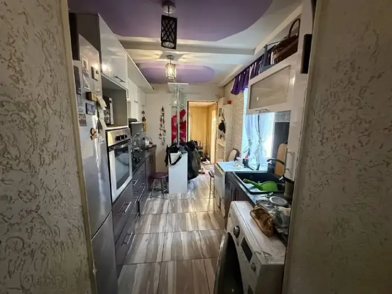 Продаётся 3‑комнатный дом в куйбышевском районе (ул. Хлебодарная), рядом с парком щербакова.
Характеристики:
Земля не приватизирована
Площадь: 49 кв. М
Вода и газ есть
Расположение: тихое место неподалёку от дк куйбышева;
Транспортная доступность: удобная развязка — легко добраться в любую точку города.
Цена:4.800.000
🔺+79495753652 - фотография - 4