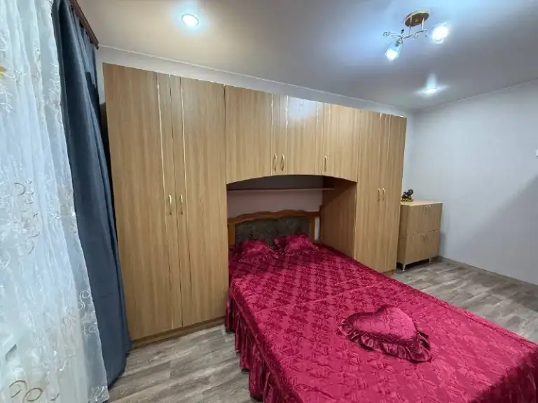 🏡Сдаётся светлая и уютная 2-двухкомнатная квартира
🌇Город: донецк днр
🏙️Район: пролетарский р-н
🗺Ул. Щетина 37, от
🔥Собственника

• Квартира после ремонта, полностью укомплектована мебелью, отличное расположение!
Квартира полностью готова к заселению — въезжай и живи!

✅ В квартире выполнен качественный ремонт.
• Новые обои, напольные покрытия, натяжной потолок, сантехника и электрика.

✅ Всё необходимое внутри;
• В квартире есть вся необходимая мебель для отдыха и сна, а также бытовая техника (холодильник, стиральная машина, телевизор, водонагреватель, электрическая плита, чайник).
• На кухне имеется вся посуда.

✅ Отличное расположение;
Дом находится в развитом районе с хорошей транспортной доступностью.
• Рядом остановки общественного транспорта, магазины, аптеки, стоматология, школы и детские сады.
• Всё необходимое для жизни в шаговой доступности.

• Чтобы договориться о просмотре и узнать всю информацию📞звоните по
☎️Номеру +79493532600 telegram

📨Подписаться - фотография - 2