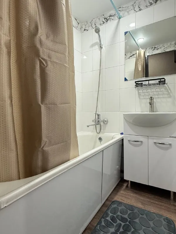 🏡Сдаётся светлая и уютная 2-двухкомнатная квартира
🌇Город: донецк днр
🏙️Район: пролетарский р-н
🗺Ул. Щетина 37, от
🔥Собственника

• Квартира после ремонта, полностью укомплектована мебелью, отличное расположение!
Квартира полностью готова к заселению — въезжай и живи!

✅ В квартире выполнен качественный ремонт.
• Новые обои, напольные покрытия, натяжной потолок, сантехника и электрика.

✅ Всё необходимое внутри;
• В квартире есть вся необходимая мебель для отдыха и сна, а также бытовая техника (холодильник, стиральная машина, телевизор, водонагреватель, электрическая плита, чайник).
• На кухне имеется вся посуда.

✅ Отличное расположение;
Дом находится в развитом районе с хорошей транспортной доступностью.
• Рядом остановки общественного транспорта, магазины, аптеки, стоматология, школы и детские сады.
• Всё необходимое для жизни в шаговой доступности.

• Чтобы договориться о просмотре и узнать всю информацию📞звоните по
☎️Номеру +79493532600 telegram

📨Подписаться - фотография - 5