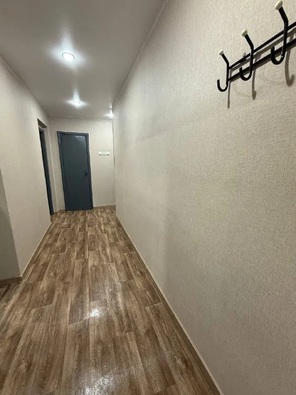 🏡Сдаётся светлая и уютная 2-двухкомнатная квартира
🌇Город: донецк днр
🏙️Район: пролетарский р-н
🗺Ул. Щетина 37, от
🔥Собственника

• Квартира после ремонта, полностью укомплектована мебелью, отличное расположение!
Квартира полностью готова к заселению — въезжай и живи!

✅ В квартире выполнен качественный ремонт.
• Новые обои, напольные покрытия, натяжной потолок, сантехника и электрика.

✅ Всё необходимое внутри;
• В квартире есть вся необходимая мебель для отдыха и сна, а также бытовая техника (холодильник, стиральная машина, телевизор, водонагреватель, электрическая плита, чайник).
• На кухне имеется вся посуда.

✅ Отличное расположение;
Дом находится в развитом районе с хорошей транспортной доступностью.
• Рядом остановки общественного транспорта, магазины, аптеки, стоматология, школы и детские сады.
• Всё необходимое для жизни в шаговой доступности.

• Чтобы договориться о просмотре и узнать всю информацию📞звоните по
☎️Номеру +79493532600 telegram

📨Подписаться - фотография - 9