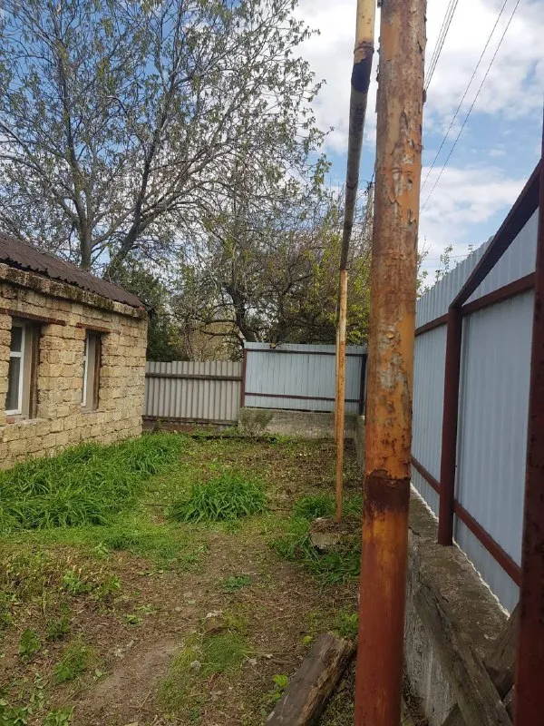 ‼️Продажа дома! Ул. Зверькова‼️
Продажа! Дом, пролетарский район, зверькова.
Дом около 60 кв. Метров нужно достроить на свой вкус. Спальня и большая гостиная с кухней. Стоит на 12 сотках земли, участок прямоугольный, не приватизирован. Газ по улице, сливная яма большая, вода на участке.
Плюсы: домик крепкий, обложен ракушняком, окна пластиковые фундамент прочный, участок огорожен качественным забором с фундаментом, большой гараж.
Минусы: нужны капиталовложения
Документы готовы, никто не прописан
Цена 3,100,000р + торг небольшой!
+79495369171 Ольга ан
*Ок. Риэлтор* - фотография - 2