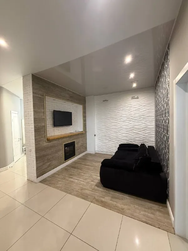 Аренда 3х комнатной квартиры в жк - донбасс арена - набережная - вода круглосуточно.

📍Проспект мира/набережная
Парк ленинского комсомола - донбасс арена.

Эксклюзивная 3-комнатная квартира в жк "новый горизонт" — воплощение роскоши и безупречного вкуса.
Просторная квартира площадью 120 кв. М. Расположена на 11-м этаже элитного дома с потолками высотой 3,2 м. Функциональная планировка включает просторную кухню, совмещённую с обеденной зоной с безупречным видом на набережную и р. Кальмиус.

Светлая просторная гостиная с потрясающим видом.
Две уютные спальни: мастер - спальня и детская спальня.
Два санузла, оборудованные современной сантехникой и нагревательным баком.
💦Вода круглосуточно.

В каждой спальне вместительные шкафы-купе для организованного хранения вещей.
Для организации хранения в квартире предусмотрена гардеробная.

Окна выходят на две стороны — на проспект мира с видом на парк ленинского комсомола и тихую озелененную набережную.

Авторский дизайн-ремонт выполнен с использованием высококачественных материалов. Квартира полностью укомплектована современной техникой: посудомоечной машиной, холодильником, кондиционерами в каждой комнате, бойлером, стиральной машиной, квартира оснащена подогревом полов, телевизорами; предусмотрен высокоскоростной интернет.

Жилой комплекс предлагает высочайший уровень безопасности и комфорта: территория огорожена и находится под круглосуточной охраной.
Квартира полностью соответствует фотографиям!

Стоимость аренды 80,000 рублей.
Оплата по факту заселения.

Для просмотра звоните
📲 +79491690454 Ан - фотография - 2