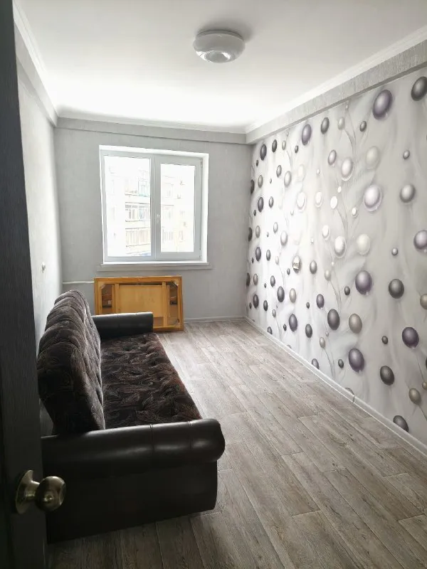 🏡Продам 2-двухкомнатную
Квартиру
🌇Город: харцызск днр
Черемушки

• Этажность–5/5 жилого дома

• Квартира теплая
Дом кооперативный, на отопление стоит счетчик, рядом школа и садик
• После ремонта: заменена и усилена проводка, поменяла канализация и водопровод, сантехника, унитаз, ванная
• Выравнены полы и стены, новые двери, поклеены обои и постелен линолеум

• Крыша перекрыта, сверху технический этаж, отдельно перекрыт козырек над балконом, стоит французский балкон

• Остаётся мебель и техника: бойлер, холодильник, микроволновая печь, варочная поверхность, духовой шкаф
• Можно под материнский капитал
🔥Собственник

💴Цена: 3🍋000.000 рублей
☎️+7(949) 659-09-50

📨Подписаться - фотография - 2