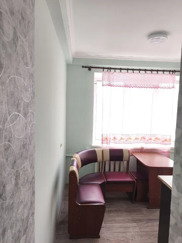 🏡Продам 2-двухкомнатную
Квартиру
🌇Город: харцызск днр
Черемушки

• Этажность–5/5 жилого дома

• Квартира теплая
Дом кооперативный, на отопление стоит счетчик, рядом школа и садик
• После ремонта: заменена и усилена проводка, поменяла канализация и водопровод, сантехника, унитаз, ванная
• Выравнены полы и стены, новые двери, поклеены обои и постелен линолеум

• Крыша перекрыта, сверху технический этаж, отдельно перекрыт козырек над балконом, стоит французский балкон

• Остаётся мебель и техника: бойлер, холодильник, микроволновая печь, варочная поверхность, духовой шкаф
• Можно под материнский капитал
🔥Собственник

💴Цена: 3🍋000.000 рублей
☎️+7(949) 659-09-50

📨Подписаться - фотография - 3