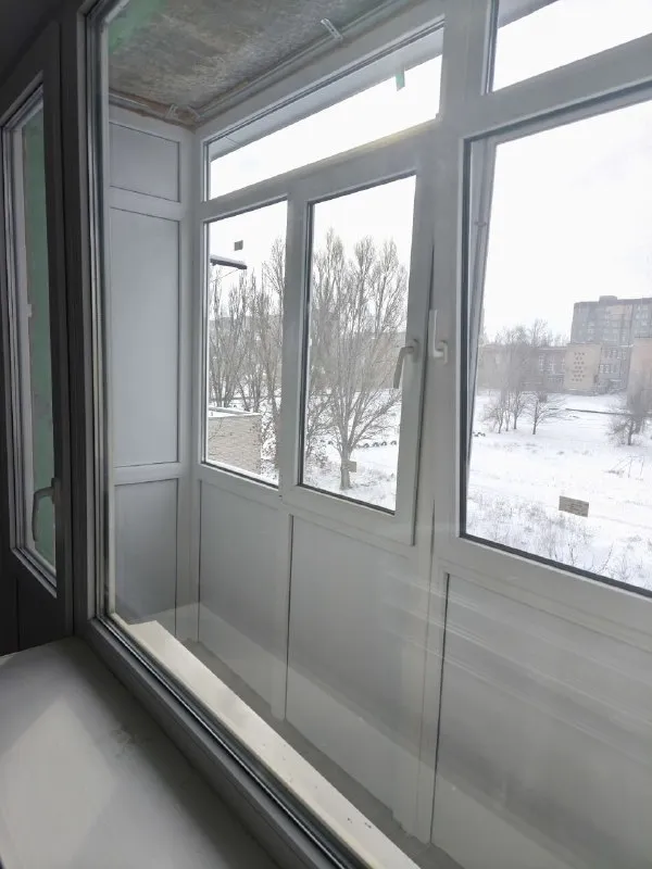🏡Продам 2-двухкомнатную
Квартиру
🌇Город: харцызск днр
Черемушки

• Этажность–5/5 жилого дома

• Квартира теплая
Дом кооперативный, на отопление стоит счетчик, рядом школа и садик
• После ремонта: заменена и усилена проводка, поменяла канализация и водопровод, сантехника, унитаз, ванная
• Выравнены полы и стены, новые двери, поклеены обои и постелен линолеум

• Крыша перекрыта, сверху технический этаж, отдельно перекрыт козырек над балконом, стоит французский балкон

• Остаётся мебель и техника: бойлер, холодильник, микроволновая печь, варочная поверхность, духовой шкаф
• Можно под материнский капитал
🔥Собственник

💴Цена: 3🍋000.000 рублей
☎️+7(949) 659-09-50

📨Подписаться - фотография - 4
