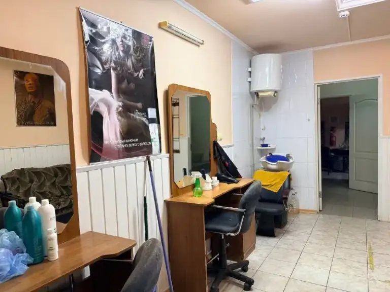 Сдается нежилое помещение

🌇Донецк на оцкб, по ул. Луговцова.  📌

✅Помещение 55 кв. М. На цокольном этаже 4 этажного здания. 2 отдельные комнаты и санузел. Так же есть подсобное помещение. Отдельный вход.
✅Помещение использовалось под парикмахерскую, можно арендовать с оборудованием или  арендовать под пункт выдачи или любой другой бизнес.
✅Есть своя парковка. Wifi, видеонаблюдение, все коммуникации.

💰Цена 35000 ₽+ к/у по счётчикам.  

📲☎️+79494045892 

🛫Подписаться  |  дать объявление
📲Наш max - фотография - 5