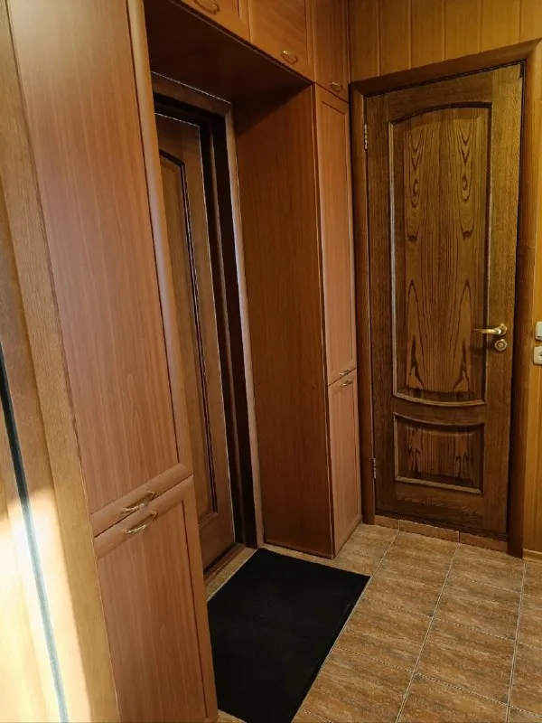 Продам однокомнатную квартиру
Продажа от собственника❗️

🌇По ул. Шутова (мкрн. Широкий), кировский район, г. Донецк📌

✅Общая площадь 36,5 м², кухня 8,7 м². Высота потолков 2,60 м. ✅на 9 этаже 9-этажного дома чешского проекта.

👍В квартире выполнен качественный капитальный ремонт. Заменена электропроводка, система отопления и сантехника. Кухня обновлена в 2024 году.

🎁Продается вместе с мебелью и бытовой техникой, можно сразу заезжать и жить.

💦. .., Детский сад, магазины, супермаркеты, рынок, аптека, а также удобная транспортная развязка.

📑Документы готовы к сделке.
💰Цена: 4 500 000 руб. Есть торг.

📲☎️+79493219732

Подписаться  |  📩дать объявление
📲Наш max - фотография - 1