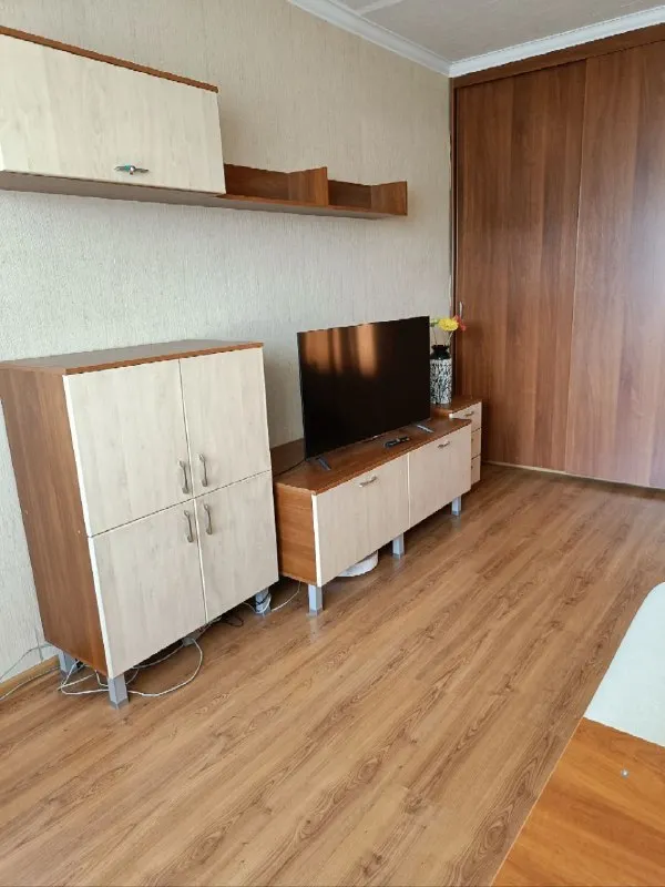 Продам однокомнатную квартиру
Продажа от собственника❗️

🌇По ул. Шутова (мкрн. Широкий), кировский район, г. Донецк📌

✅Общая площадь 36,5 м², кухня 8,7 м². Высота потолков 2,60 м. ✅на 9 этаже 9-этажного дома чешского проекта.

👍В квартире выполнен качественный капитальный ремонт. Заменена электропроводка, система отопления и сантехника. Кухня обновлена в 2024 году.

🎁Продается вместе с мебелью и бытовой техникой, можно сразу заезжать и жить.

💦. .., Детский сад, магазины, супермаркеты, рынок, аптека, а также удобная транспортная развязка.

📑Документы готовы к сделке.
💰Цена: 4 500 000 руб. Есть торг.

📲☎️+79493219732

Подписаться  |  📩дать объявление
📲Наш max - фотография - 5