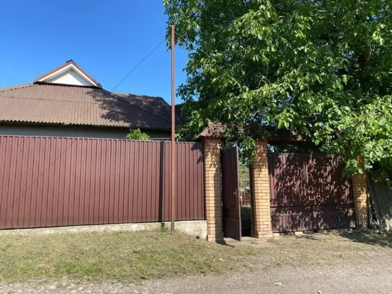Продам газифицированный дом

🌇Макеевка горняцкий район. Осипенко( школа 39 )📌

✅Дом 90 кв, на приватизированном участке 8,2 м.  
👍Очень хорошая локация!!
✅Тихий, спокойный район.
✅Рядом остановка, школа, магазины. Хорошие соседи!
❗️Дом со всеми удобствами.
✅Новая крыша из ондулина, все окна м/ пластик. Железный забор, ворота и калитка. - фотография - 1