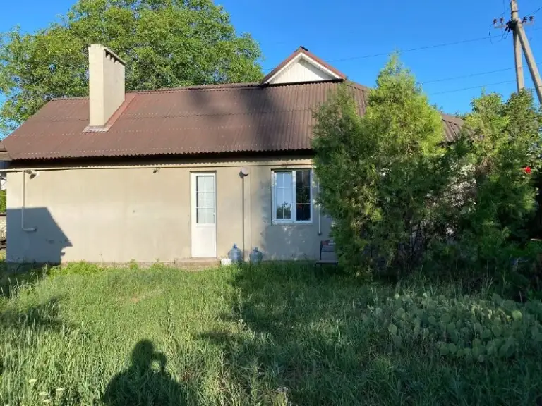 Продам газифицированный дом

🌇Макеевка горняцкий район. Осипенко( школа 39 )📌

✅Дом 90 кв, на приватизированном участке 8,2 м.  
👍Очень хорошая локация!!
✅Тихий, спокойный район.
✅Рядом остановка, школа, магазины. Хорошие соседи!
❗️Дом со всеми удобствами.
✅Новая крыша из ондулина, все окна м/ пластик. Железный забор, ворота и калитка. - фотография - 2