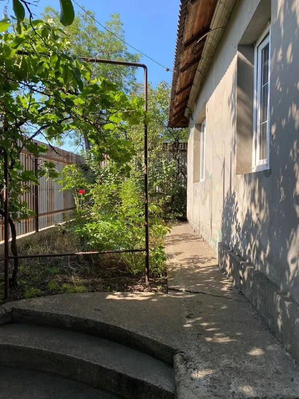 Продам газифицированный дом

🌇Макеевка горняцкий район. Осипенко( школа 39 )📌

✅Дом 90 кв, на приватизированном участке 8,2 м.  
👍Очень хорошая локация!!
✅Тихий, спокойный район.
✅Рядом остановка, школа, магазины. Хорошие соседи!
❗️Дом со всеми удобствами.
✅Новая крыша из ондулина, все окна м/ пластик. Железный забор, ворота и калитка. - фотография - 4