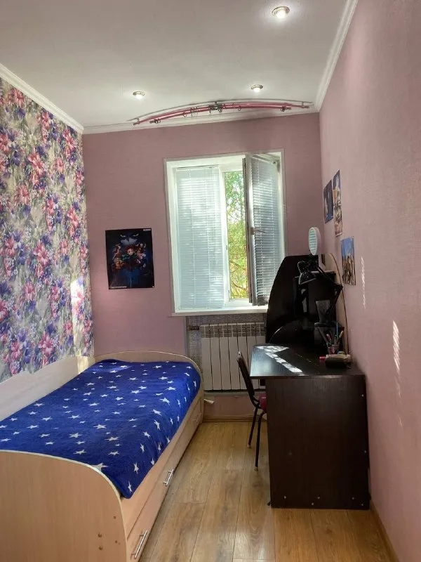 Продам газифицированный дом

🌇Макеевка горняцкий район. Осипенко( школа 39 )📌

✅Дом 90 кв, на приватизированном участке 8,2 м.  
👍Очень хорошая локация!!
✅Тихий, спокойный район.
✅Рядом остановка, школа, магазины. Хорошие соседи!
❗️Дом со всеми удобствами.
✅Новая крыша из ондулина, все окна м/ пластик. Железный забор, ворота и калитка. - фотография - 6