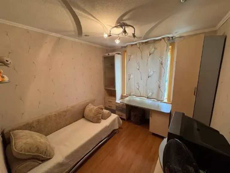 Продажа 3х комнатной квартиры с ремонтом в куйбышевском районе (топаз)‼️
Статус - твой выбор в мире недвижимости!🤝
📍Г. Донецк, ул. Церетели
(Куйбышевский район, топаз)
✅Этаж: 6/9
✅Отличная планировка (просторные, светлые комнаты; два больших балкона)
✅Хорошее состояние квартиры
✅Обновленные коммуникации
✅Вода по графику
✅Хорошо развита инфраструктура: (рядом супермаркеты, аптеки, больницы, остановка общественного транспорта)
💸 7 300 000 ₽
☎️+79495753652
📞+79490774949 - фотография - 5