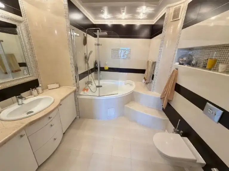 🏡Продаётся 3-трехкомнатная квартира
🌇Город: донецк днр
🏙️Район: киевский р-н
🗺Проспект панфилова 21, жк центральный

• Этажность–3/17 жилого дома
• Общая площадь–107 м2

• В квартире два санузла, квартира продаётся с мебелью и бытовой техникой
• Установлен накопительный бак на 1.000 литров воды
• В доме есть консьерж
• Документы готовы
🔥Собственник

💴Цена: 16🍋500.000 рублей
☎️+7(949) 437-66-89

📨Подписаться - фотография - 9