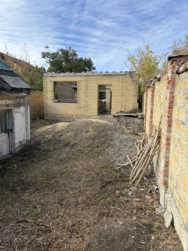 🏡Продается дом 110 м. Кв.

🌇В киевском районе г. Донецка «гладковка» 📌

🔹На стадии строительства,
Участок 4 сотки.
💦Вода. Газ. Свет.

📍Вся инфраструктура в пешей доступности, тц донецк сити(8 мин. )школа (6 мин. )рынок(5мин. )
❗Участок во владении 13 лет.

📑Документы рф.
В помещении свободная планировка, что позволит реализовать любые дизайнерские решения.
💰Стоимость 3 млн. Рублей

📲☎️+79771247706

Подписаться  |  📩дать объявление
📲Наш max - фотография - 2