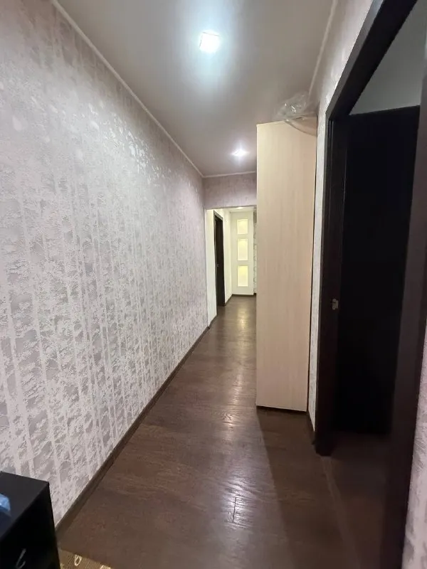 Продается 3-комнатная квартира в кировском районе, мкрн. Мирный!

Адрес: улица кольцова, 1 (кировский район)
Этаж: 1/9
Тип дома: кирпичный

Описание квартиры:

Общая площадь: 68 кв. М.
Свежий ремонт!
Электрика полностью заменена.
Все коммуникации обновлены.
Пластиковые окна.
Круглосуточное водоснабжение.

Преимущества дома и района:

Просторная парковка.
Высоко ценимый квартал с уникальным расположением.
В шаговой доступности: рынок, супермаркет, сквер, детские и спортивные площадки, магазины, школа и детские сады.

Документы готовы к продаже!

Стоимость: 6 800 000 рублей 💸

Не упустите свой шанс стать владельцем этой замечательной квартиры!

+79495753652 - фотография - 5