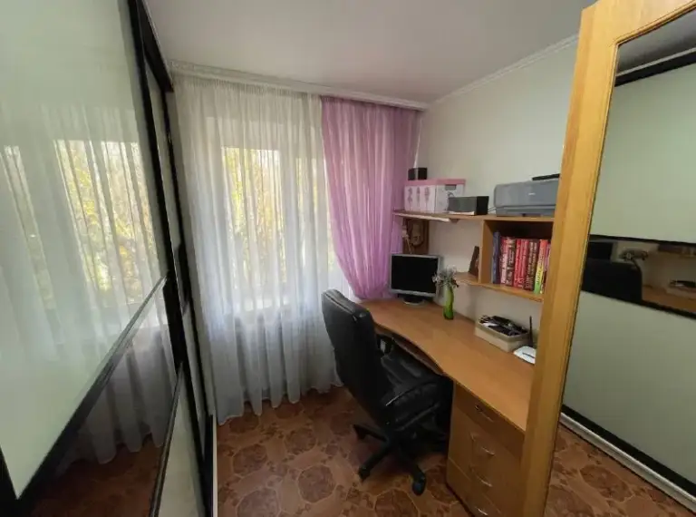 Продам двухкомнатную квартиру

🌇Донецк, ленинский район, бульвар франко 46📌

✅Общая площадь 47м²
✅Жилая 31м²
📑Документы готовы к сделке
👍Состояние квартиры- заходи и живи.
💦Вода согласно графику
✅Комнаты раздельные, квартира не угловая!
✅Дом кирпичный, очень тёплый! - фотография - 6